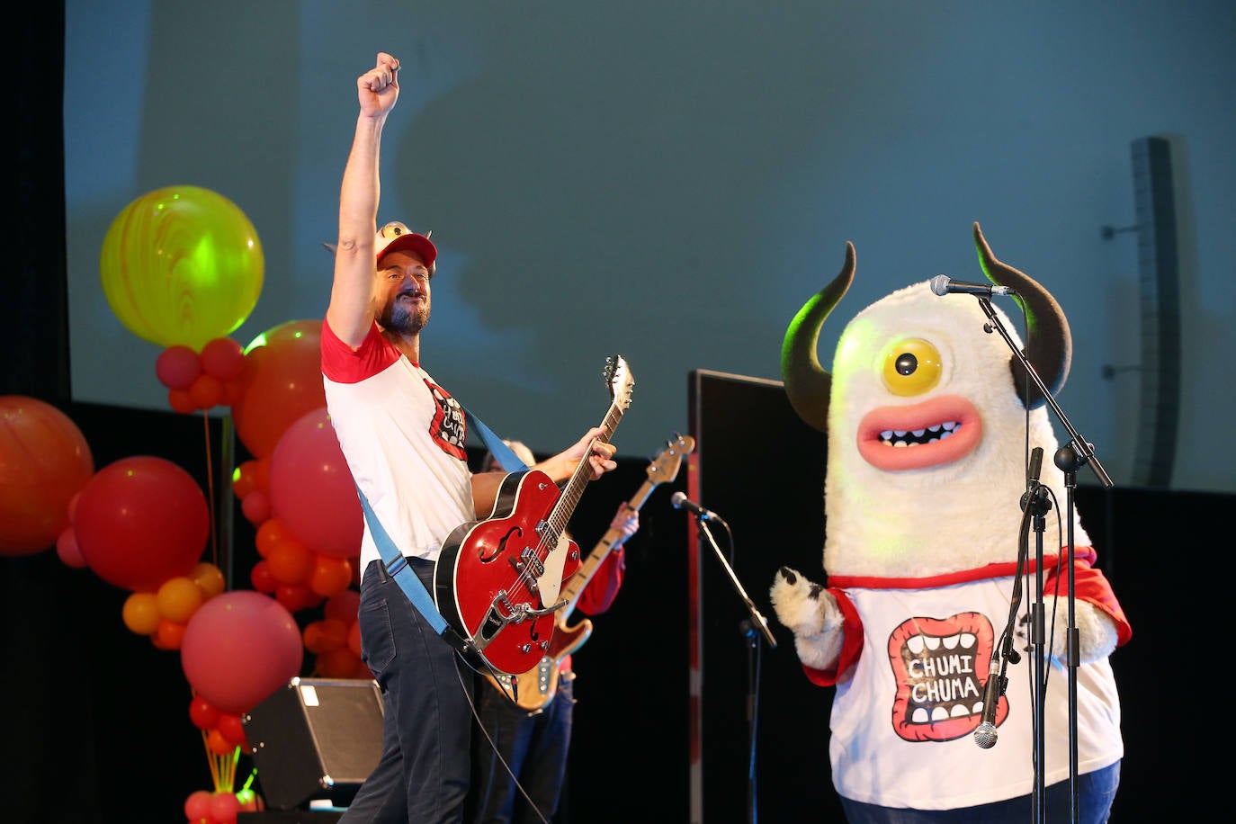 'Chumi', papel representado por Rodrigo, y 'Chuma', un simpático monstruo, han protagonizado la mañana de los más pequeños de Oviedo. 