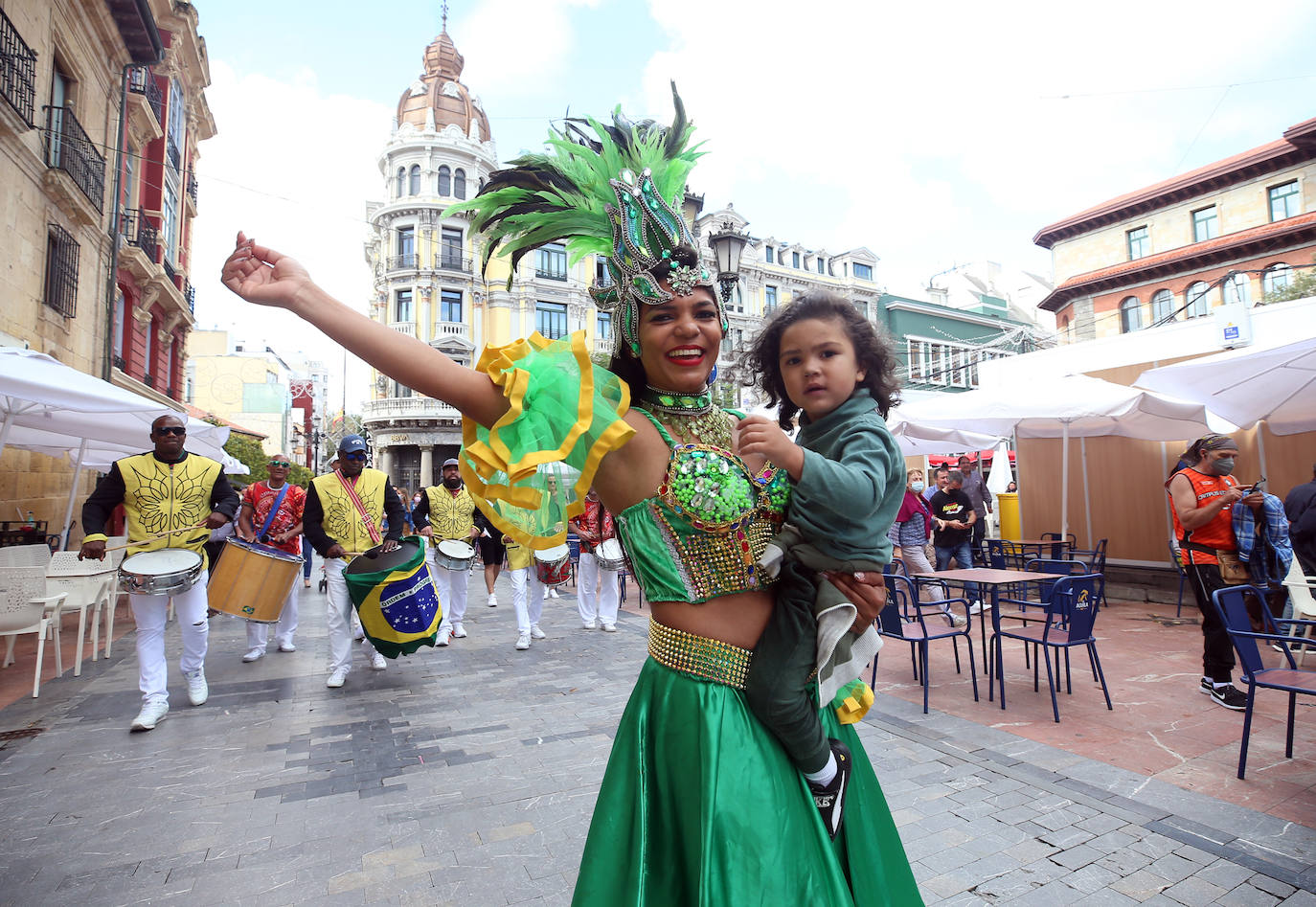 Por segundo año consecutivo, Oviedo no vivirá el desfile del Día de América, que tendría que celebrarse el domingo. No obstante, este sábado las calles de la ciudad han acogido actuaciones de grupos folclóricos de México, República Dominicana, Colombia, Brasil, Paraguay, Perú y Cuba. 