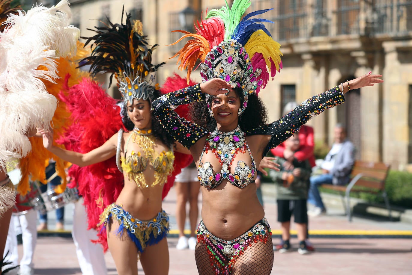 Por segundo año consecutivo, Oviedo no vivirá el desfile del Día de América, que tendría que celebrarse el domingo. No obstante, este sábado las calles de la ciudad han acogido actuaciones de grupos folclóricos de México, República Dominicana, Colombia, Brasil, Paraguay, Perú y Cuba. 