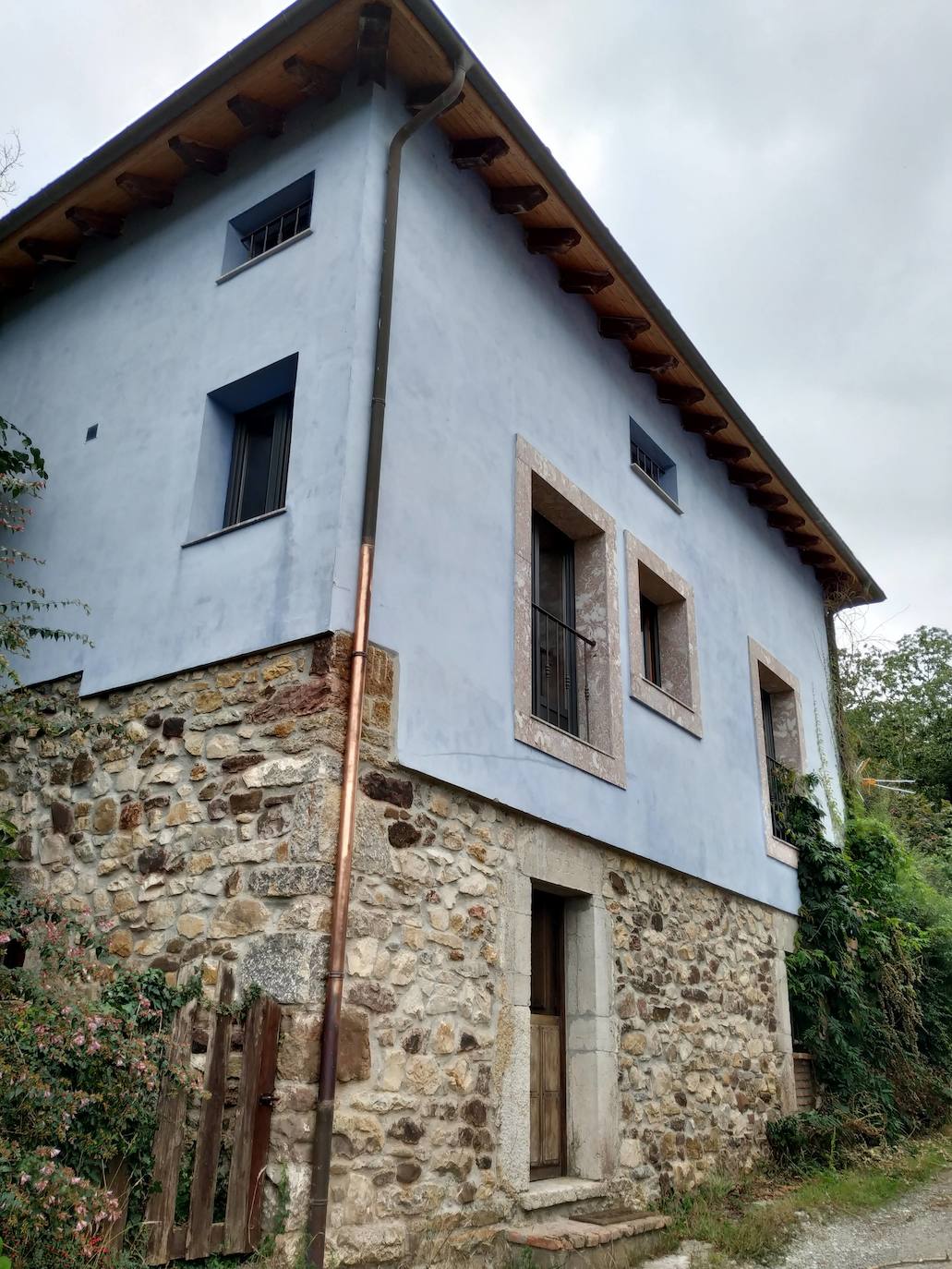 Miguel Llana Valdés, propietario de la finca La Viesca 'l Rexidor, en Llamas, ha creado un jardín botánico en su hogar que cuenta con alrededor de mil ejemplares arbóreos (más de 150 tipos), arbustivos y florales. 