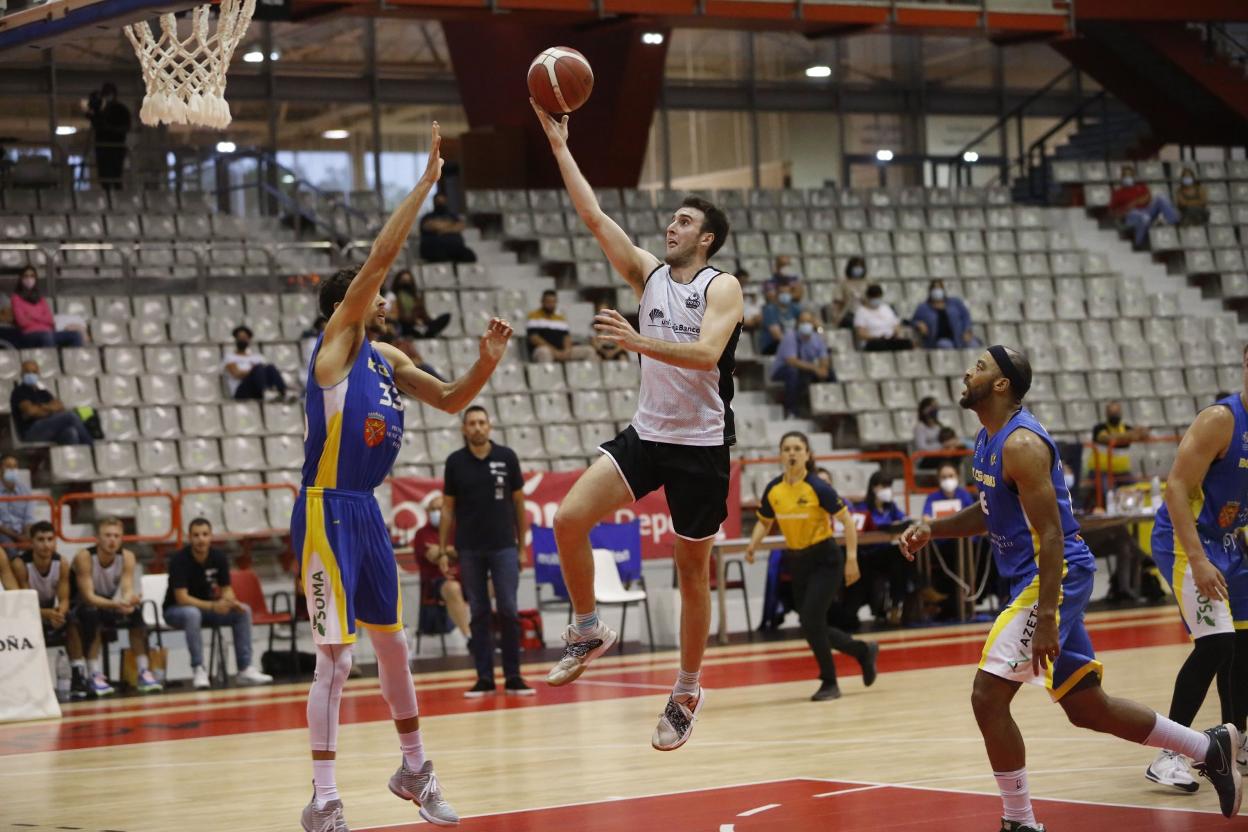 Andrew Kostecka intenta una penetración a canasta. 