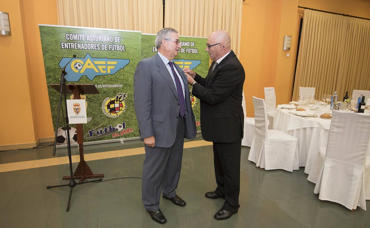 José Ramón Lobo, a la derecha, distingue a Ovidio Alonso con la medalla del Comité de Entrenadores