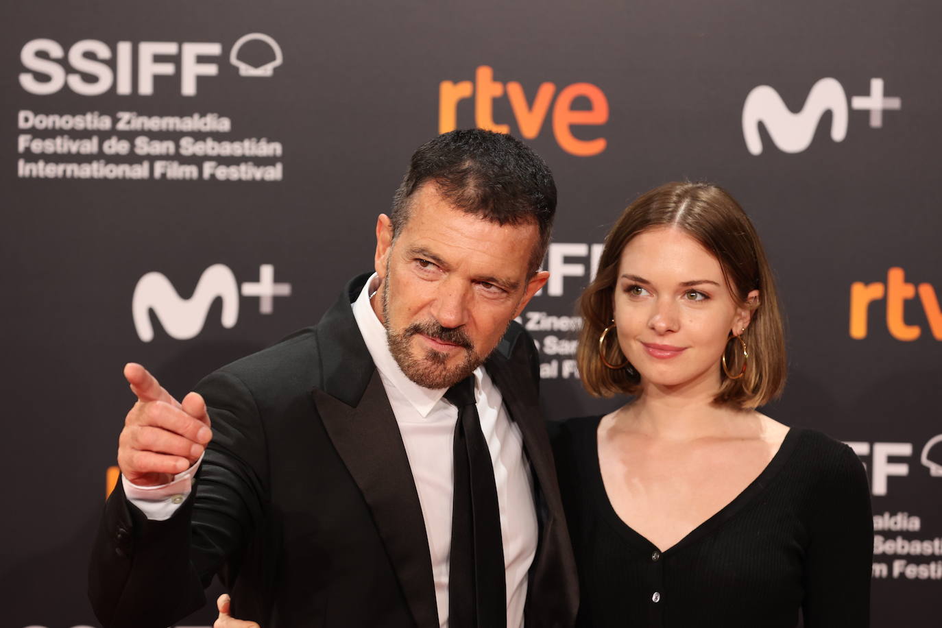 Ha comenzado una nueva edición del Festival de Cine de San Sebastián, una cita que ha vuelto a congregar a decenas de estrellas del cine y la televisión en la capital donostiarra. La actriz francesa Marion Cotillard, Premio Donostia 2021, Penélope Cruz y Antonio Banderas, acompañado por su hija, Stella del Carmen, fueron protagonistas de la alfs. 