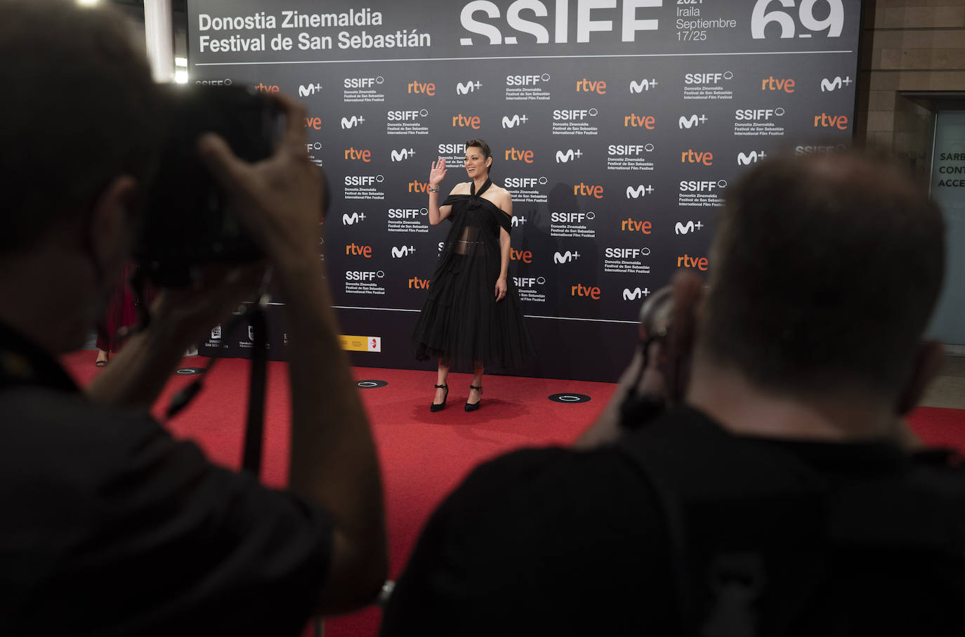 Ha comenzado una nueva edición del Festival de Cine de San Sebastián, una cita que ha vuelto a congregar a decenas de estrellas del cine y la televisión en la capital donostiarra. La actriz francesa Marion Cotillard, Premio Donostia 2021, Penélope Cruz y Antonio Banderas, acompañado por su hija, Stella del Carmen, fueron protagonistas de la alfs. 