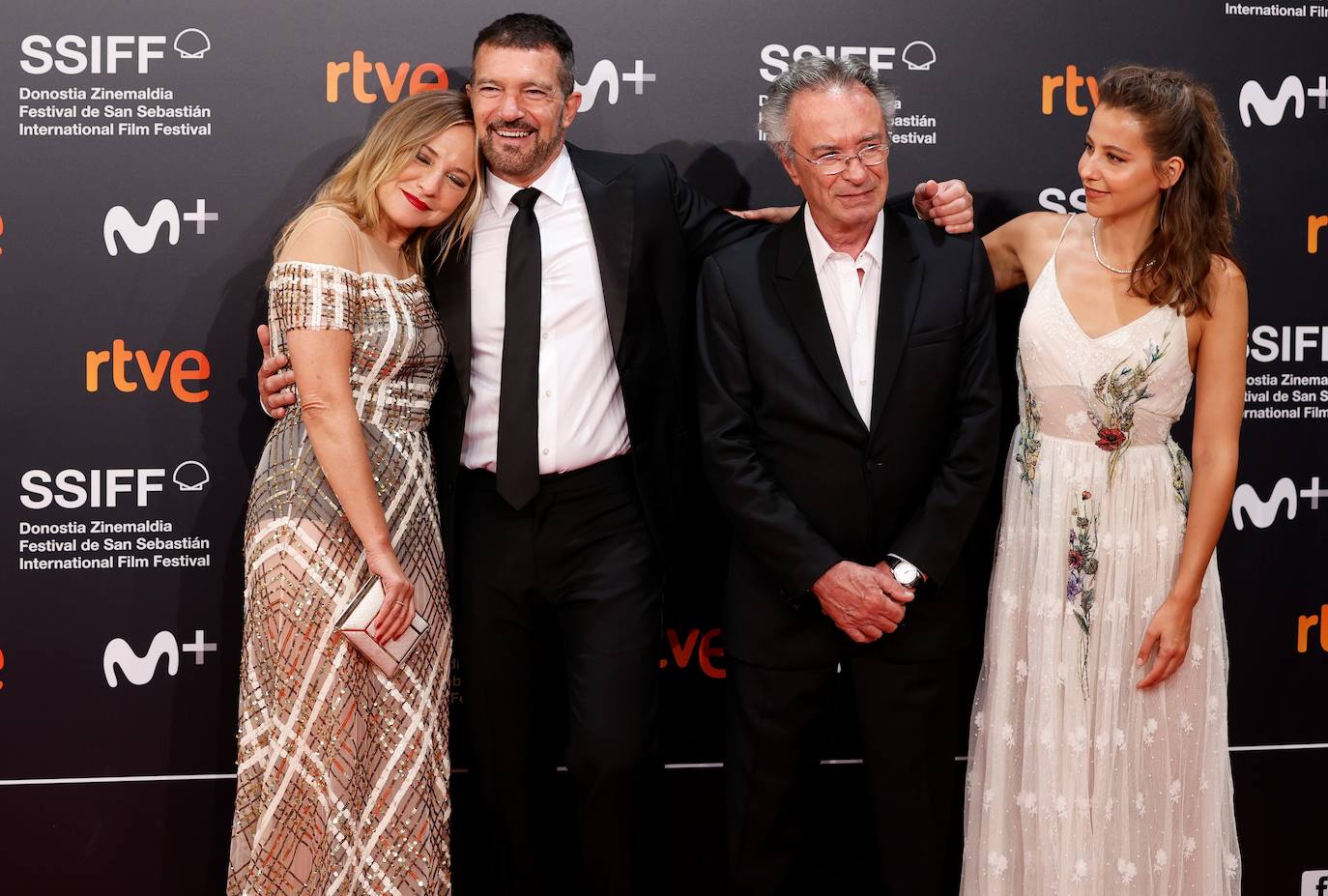 Ha comenzado una nueva edición del Festival de Cine de San Sebastián, una cita que ha vuelto a congregar a decenas de estrellas del cine y la televisión en la capital donostiarra. La actriz francesa Marion Cotillard, Premio Donostia 2021, Penélope Cruz y Antonio Banderas, acompañado por su hija, Stella del Carmen, fueron protagonistas de la alfs. 