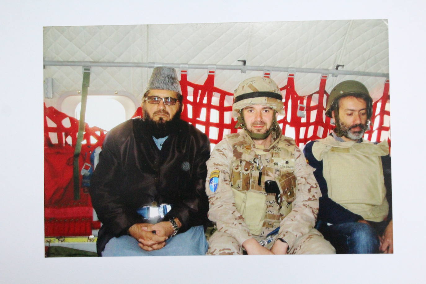 Dificultades. Los militares asturianos desplazados al país vivieron peligros, pero volvieron con la satisfacción de haber «mejorado la vida de la gente»