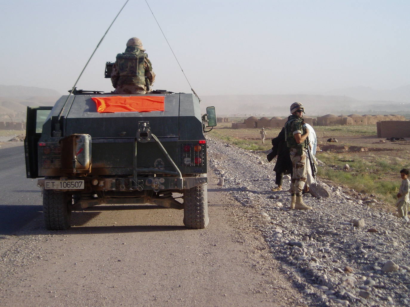 Dificultades. Los militares asturianos desplazados al país vivieron peligros, pero volvieron con la satisfacción de haber «mejorado la vida de la gente»