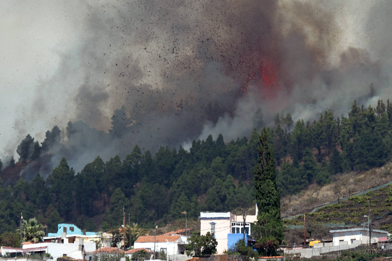 Una erupción volcánica ha comenzado este domingo en los alrededores de Las Manchas, en El Paso (La Palma), después de que el complejo de la Cumbre Vieja acumulara miles de terremotos en la última semana, conforme el magma iba presionando el subsuelo en su ascenso. Las autoridades habían comenzado horas antes evacuar a las personas con problemas de movilidad en cuatro municipios.