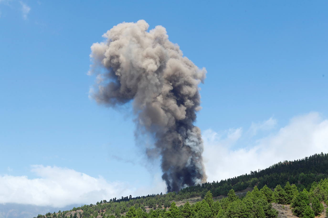 Una erupción volcánica ha comenzado este domingo en los alrededores de Las Manchas, en El Paso (La Palma), después de que el complejo de la Cumbre Vieja acumulara miles de terremotos en la última semana, conforme el magma iba presionando el subsuelo en su ascenso. Las autoridades habían comenzado horas antes evacuar a las personas con problemas de movilidad en cuatro municipios.