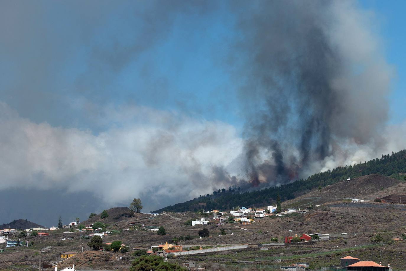 Una erupción volcánica ha comenzado este domingo en los alrededores de Las Manchas, en El Paso (La Palma), después de que el complejo de la Cumbre Vieja acumulara miles de terremotos en la última semana, conforme el magma iba presionando el subsuelo en su ascenso. Las autoridades habían comenzado horas antes evacuar a las personas con problemas de movilidad en cuatro municipios.