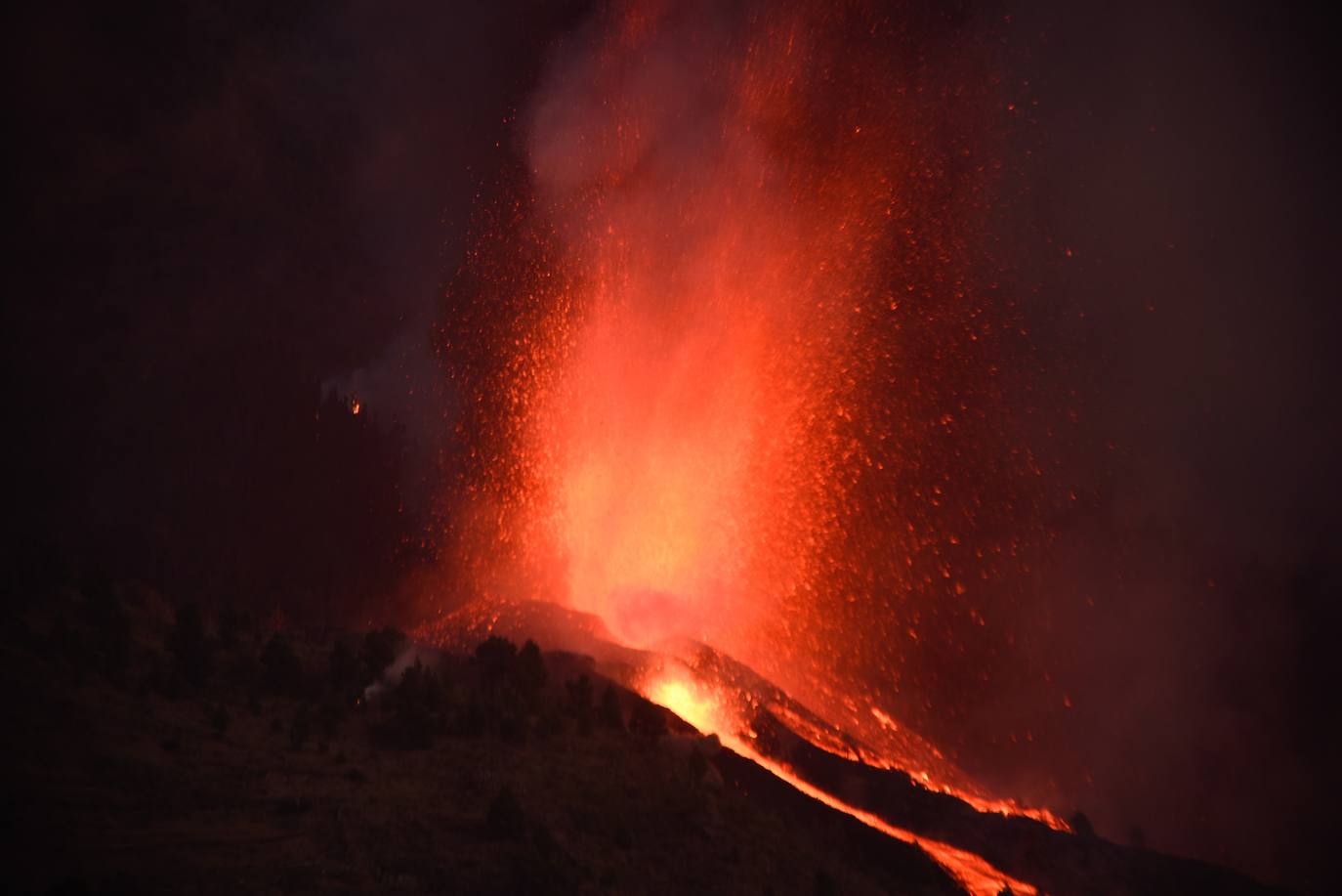 Una erupción volcánica ha comenzado este domingo en los alrededores de Las Manchas, en El Paso (La Palma), después de que el complejo de la Cumbre Vieja acumulara miles de terremotos en la última semana, conforme el magma iba presionando el subsuelo en su ascenso. Las autoridades habían comenzado horas antes evacuar a las personas con problemas de movilidad en cuatro municipios.