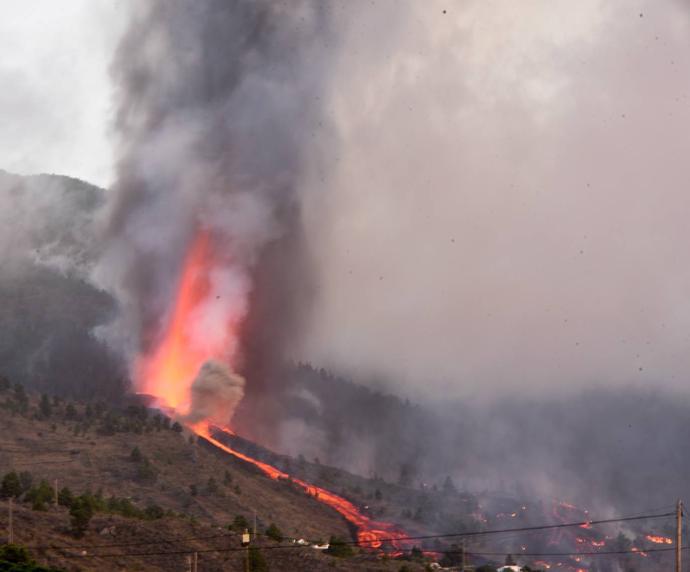 Una erupción volcánica ha comenzado este domingo en los alrededores de Las Manchas, en El Paso (La Palma), después de que el complejo de la Cumbre Vieja acumulara miles de terremotos en la última semana, conforme el magma iba presionando el subsuelo en su ascenso. Las autoridades habían comenzado horas antes evacuar a las personas con problemas de movilidad en cuatro municipios.