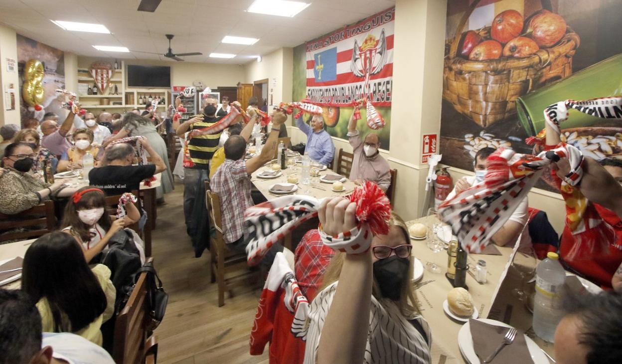 La peña Sentimiento Rojiblanco-La Regence, junto a varios invitados, en la celebración de su octavo aniversario ayer en la Sidrería El Secañu, en La Calzada. 