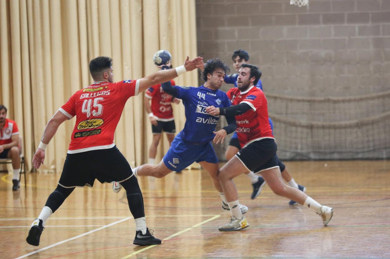 César Sánchez ataca la posición del exjugador del Toscaf Atlética, Diego Canal. 