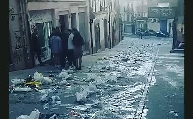 Basura acumulada en una de las calles del Antiguo.