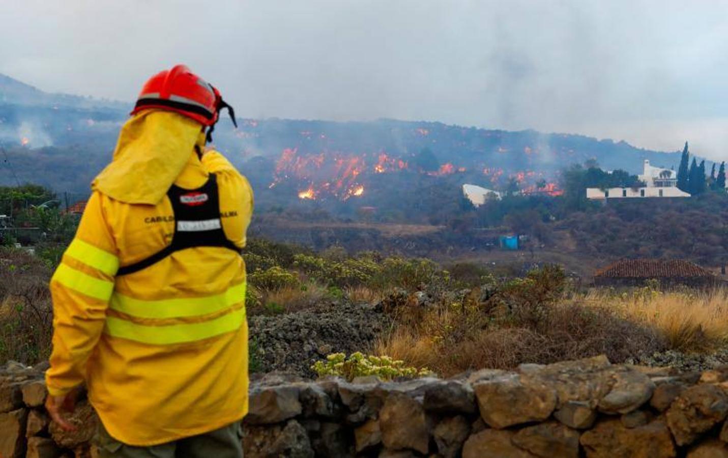 Una erupción volcánica ha comenzado este domingo en los alrededores de Las Manchas, en El Paso (La Palma), después de que el complejo de la Cumbre Vieja acumulara miles de terremotos en la última semana, conforme el magma iba presionando el subsuelo en su ascenso. Las autoridades habían comenzado horas antes evacuar a las personas con problemas de movilidad en cuatro municipios.