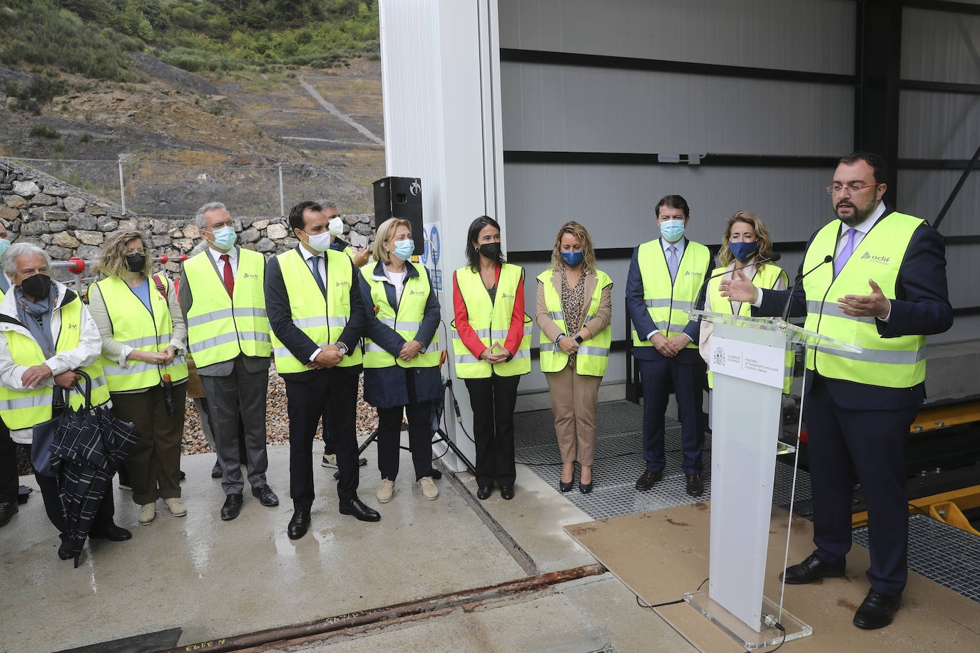 La ministra de Transportes, Raquel Suárez, preside el primer viaje en pruebas del AVE por la variante de Pajares: 50 kilómetros entre La Robla-Campomanes.