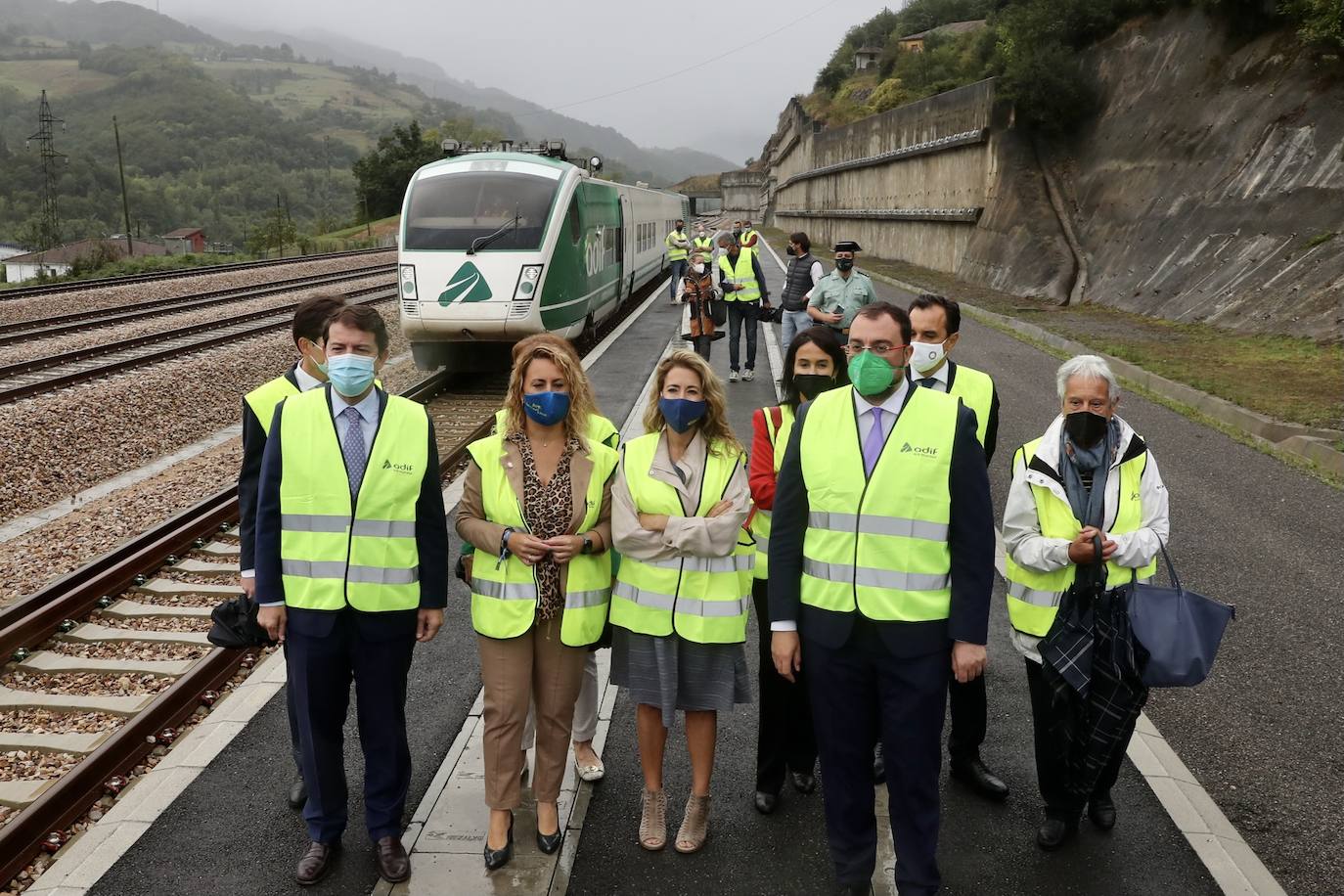 La ministra de Transportes, Raquel Suárez, preside el primer viaje en pruebas del AVE por la variante de Pajares: 50 kilómetros entre La Robla-Campomanes.