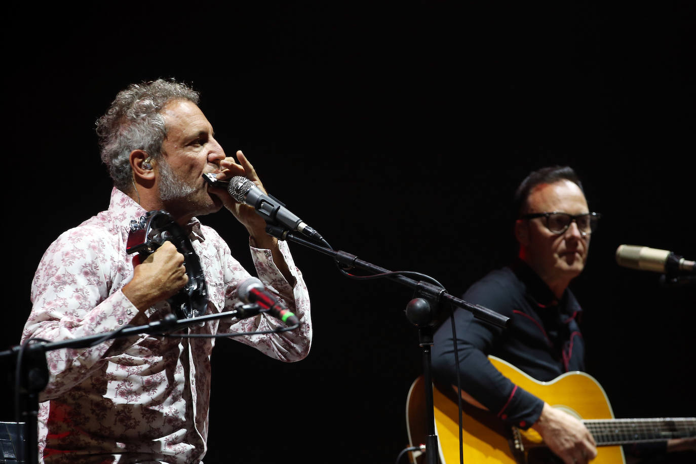 Fotos: El dúo acústico de M-Clan ofrece al Auditorio de Oviedo su versión más personal