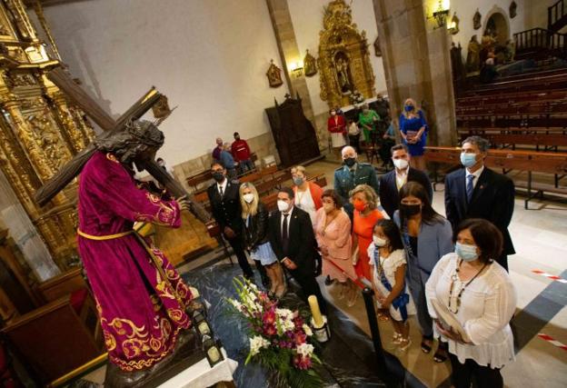 Las autoridades de Noreña ayer frente a la imagen de Jesús Nazareno. 