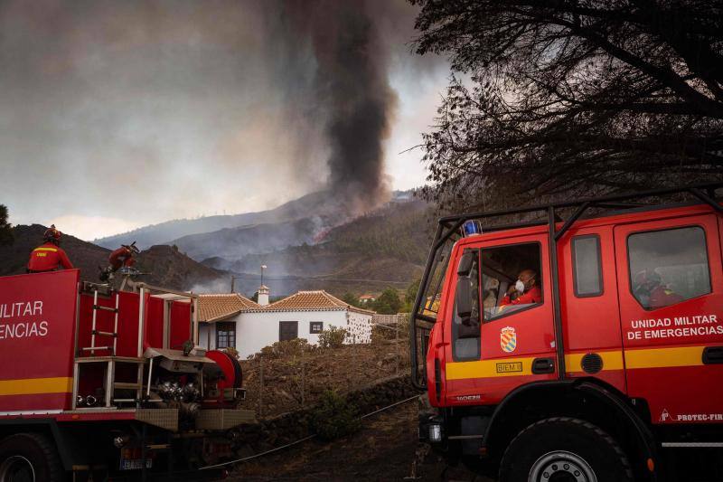 Una erupción volcánica ha comenzado este domingo en los alrededores de Las Manchas, en El Paso (La Palma), después de que el complejo de la Cumbre Vieja acumulara miles de terremotos en la última semana, conforme el magma iba presionando el subsuelo en su ascenso. Las autoridades habían comenzado horas antes evacuar a las personas con problemas de movilidad en cuatro municipios.