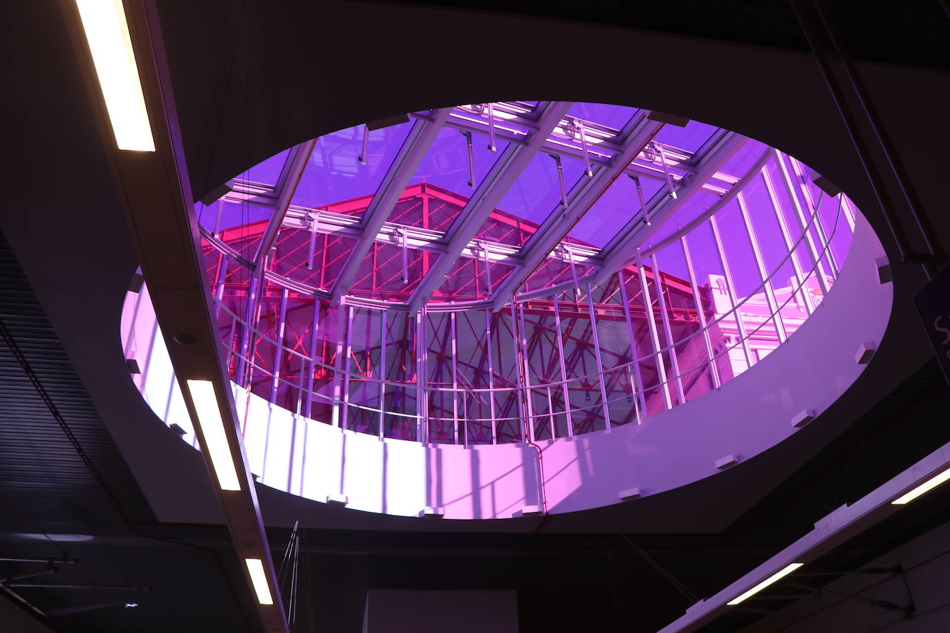 León ha estrenado este martes el nuevo tramo correspondiente a la integración del ferrocarril, que reduce el viaje Asturias-Madrid, que hasta ahora se veía obligado a entrar a la estación provisional o ' de fondo de saco' 