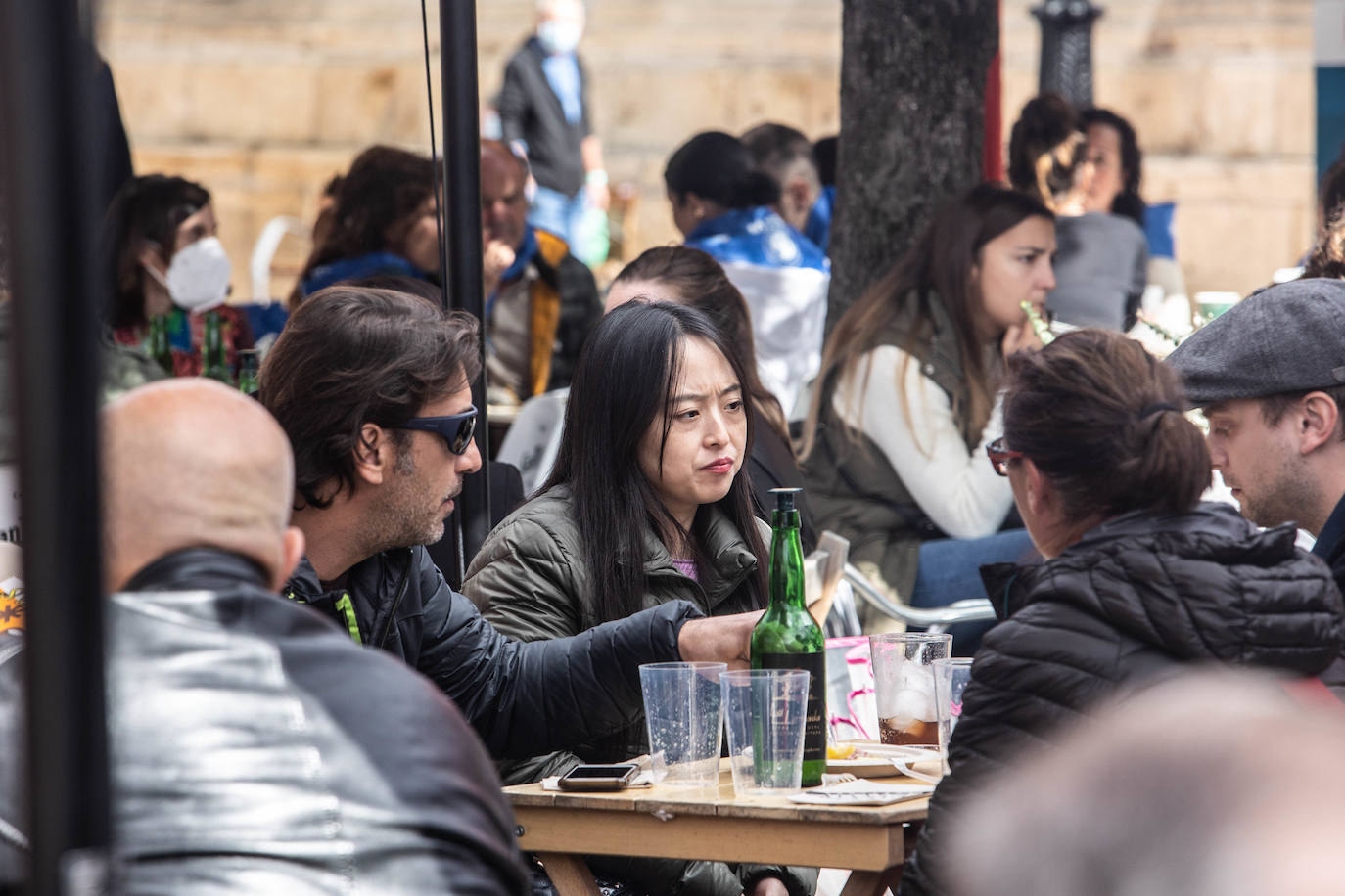 El reparto del bollo entre los socios de la SOF se llevó a cabo en la Plaza de España y les paxarines, las tradicionales figuras de pan, volvieron a la puerta de la Catedral tras el parón por la pandemia