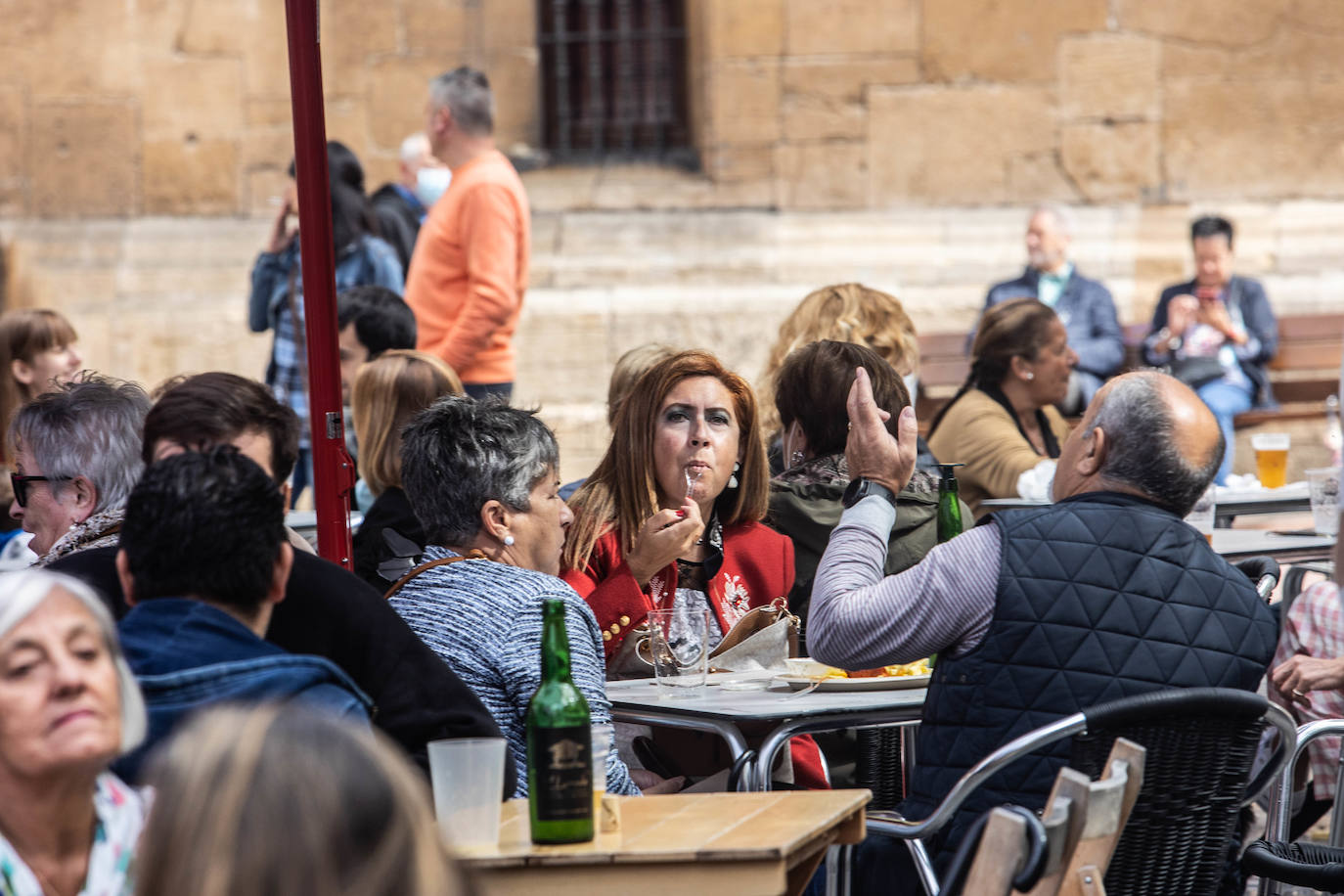 El reparto del bollo entre los socios de la SOF se llevó a cabo en la Plaza de España y les paxarines, las tradicionales figuras de pan, volvieron a la puerta de la Catedral tras el parón por la pandemia