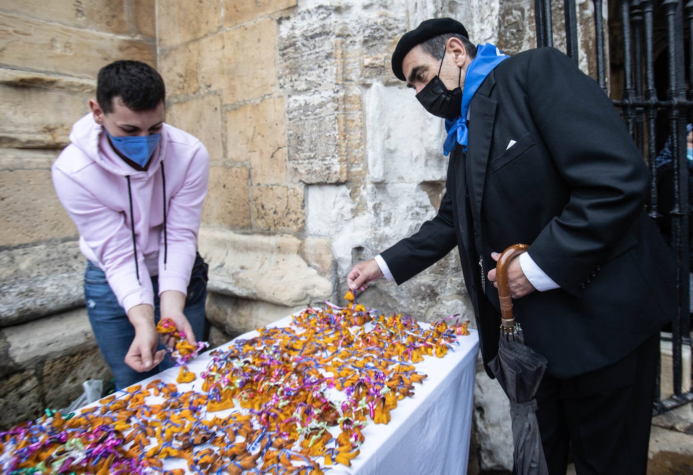 El reparto del bollo entre los socios de la SOF se llevó a cabo en la Plaza de España y les paxarines, las tradicionales figuras de pan, volvieron a la puerta de la Catedral tras el parón por la pandemia