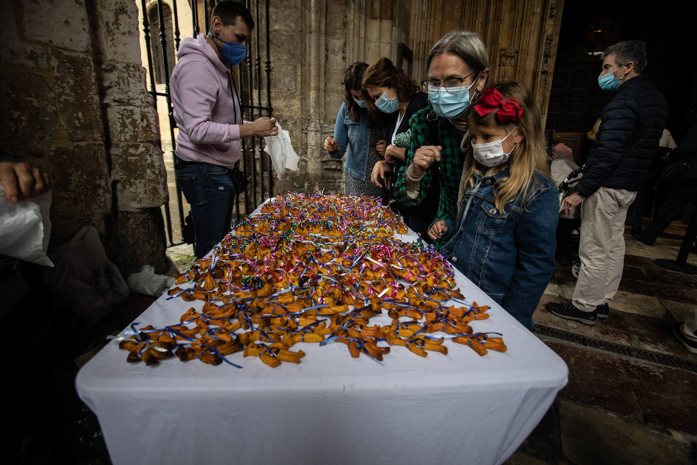 El reparto del bollo entre los socios de la SOF se llevó a cabo en la Plaza de España y les paxarines, las tradicionales figuras de pan, volvieron a la puerta de la Catedral tras el parón por la pandemia