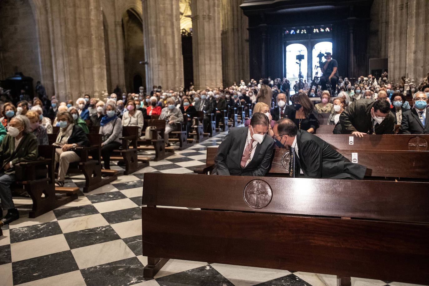 El reparto del bollo entre los socios de la SOF se llevó a cabo en la Plaza de España y les paxarines, las tradicionales figuras de pan, volvieron a la puerta de la Catedral tras el parón por la pandemia