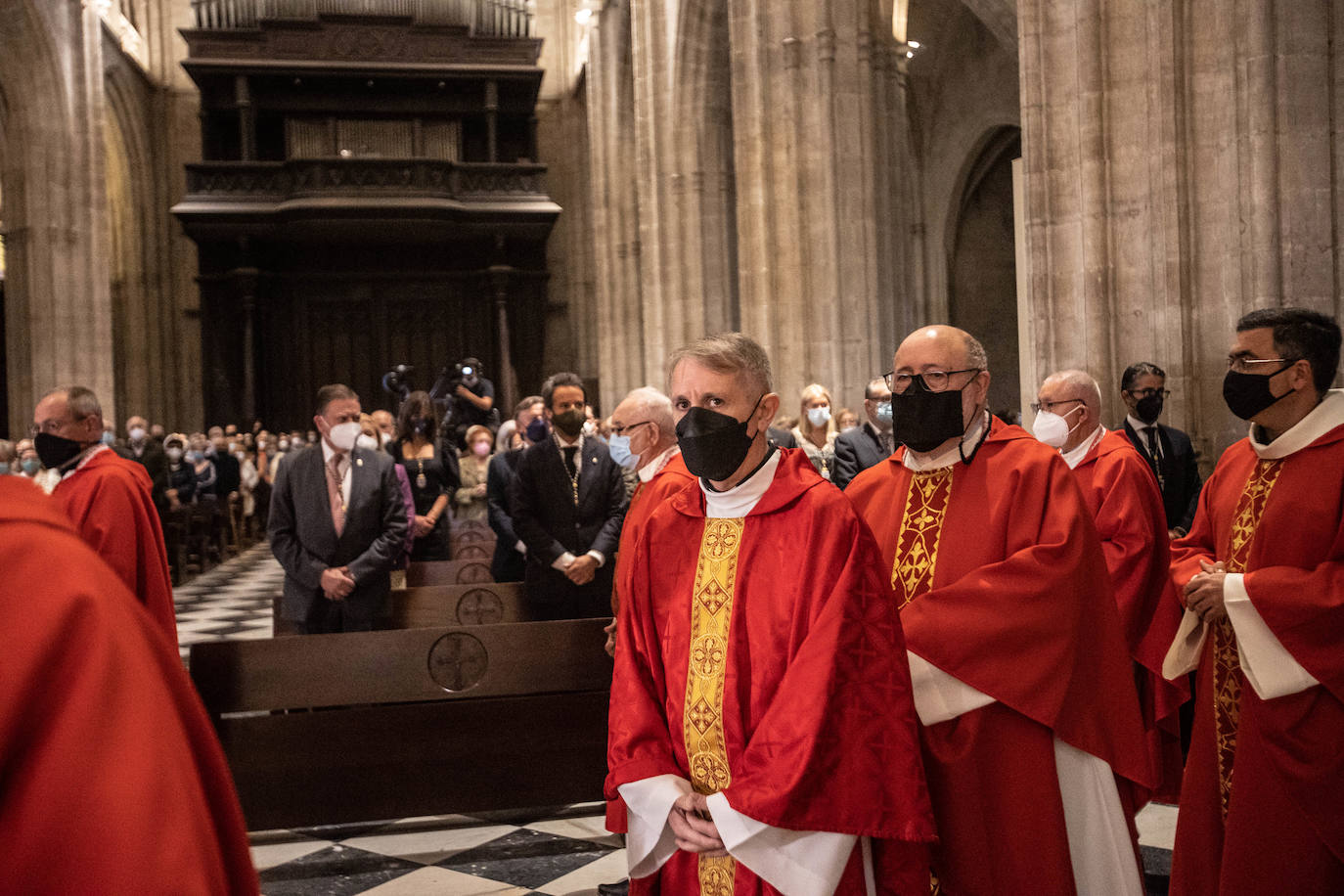 El reparto del bollo entre los socios de la SOF se llevó a cabo en la Plaza de España y les paxarines, las tradicionales figuras de pan, volvieron a la puerta de la Catedral tras el parón por la pandemia