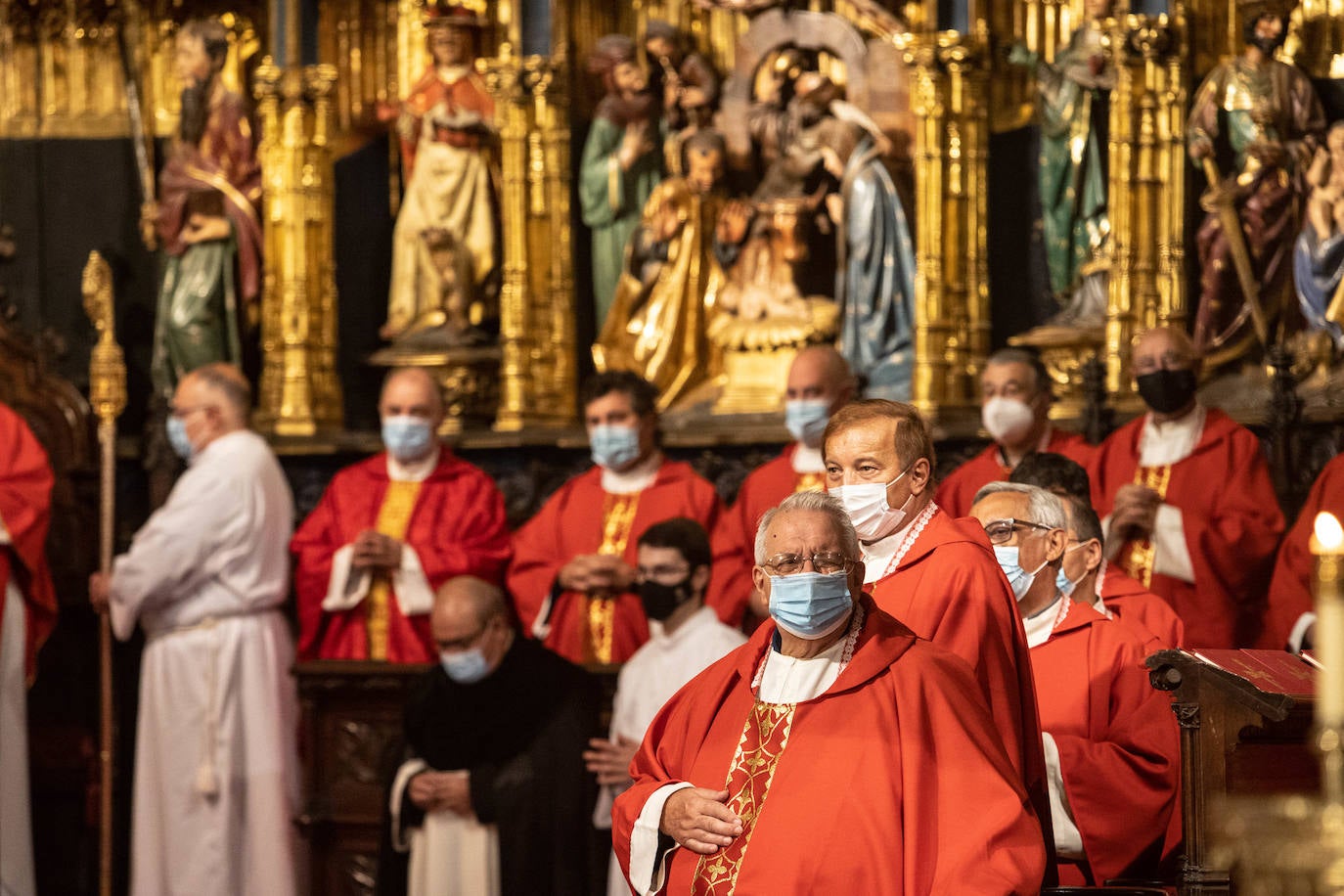 El reparto del bollo entre los socios de la SOF se llevó a cabo en la Plaza de España y les paxarines, las tradicionales figuras de pan, volvieron a la puerta de la Catedral tras el parón por la pandemia