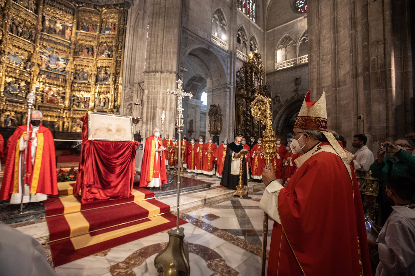 El reparto del bollo entre los socios de la SOF se llevó a cabo en la Plaza de España y les paxarines, las tradicionales figuras de pan, volvieron a la puerta de la Catedral tras el parón por la pandemia