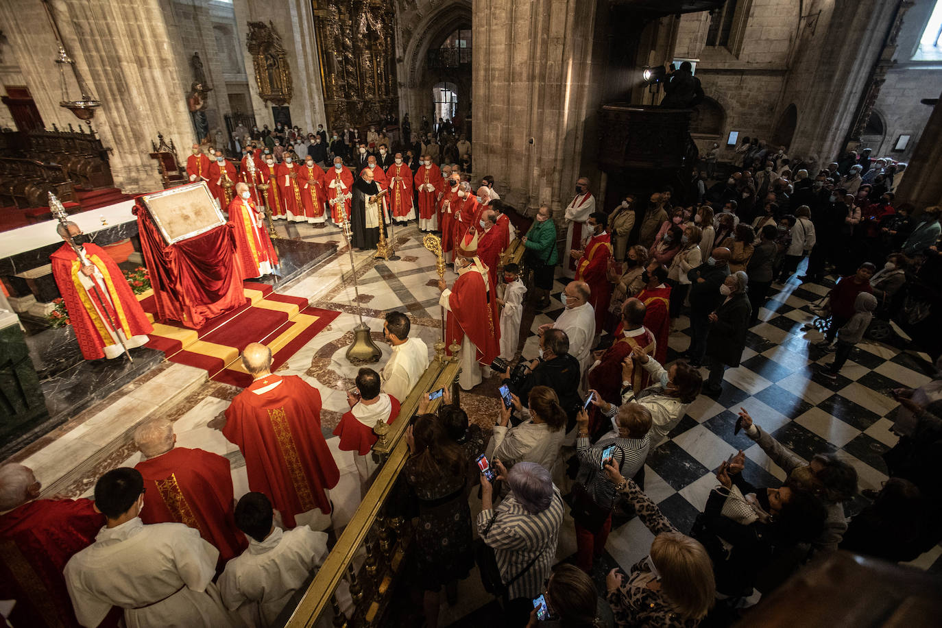 El reparto del bollo entre los socios de la SOF se llevó a cabo en la Plaza de España y les paxarines, las tradicionales figuras de pan, volvieron a la puerta de la Catedral tras el parón por la pandemia