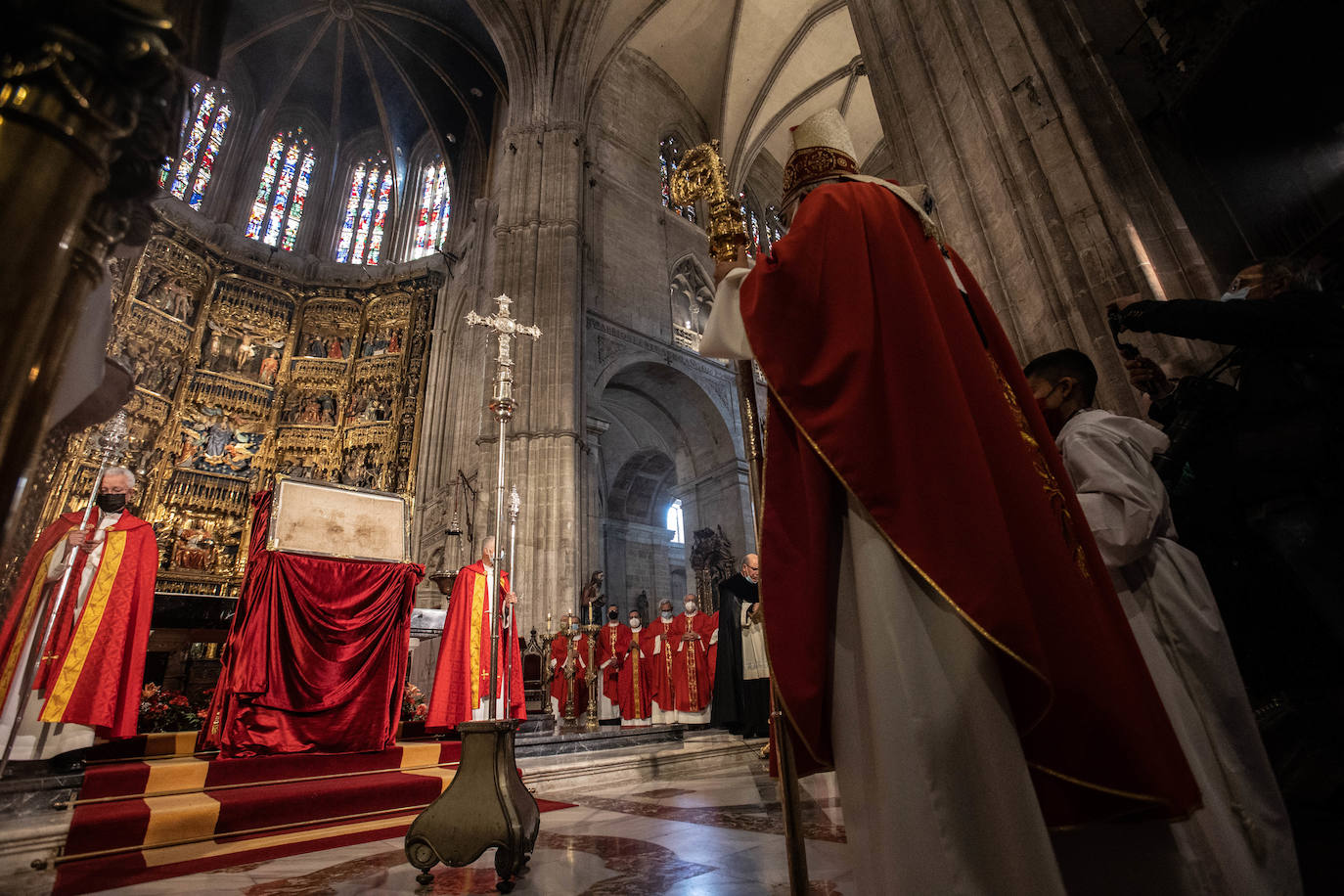 El reparto del bollo entre los socios de la SOF se llevó a cabo en la Plaza de España y les paxarines, las tradicionales figuras de pan, volvieron a la puerta de la Catedral tras el parón por la pandemia