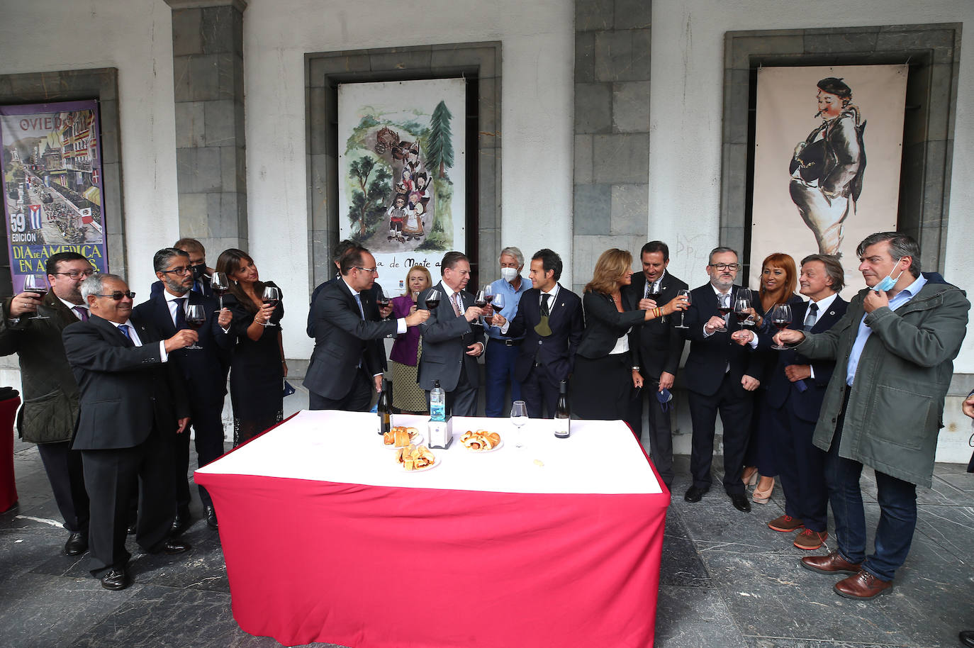 El reparto del bollo entre los socios de la SOF se llevó a cabo en la Plaza de España