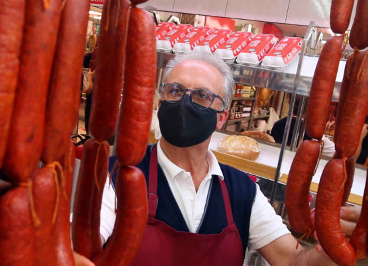 Roberto Montes muestra el producto.