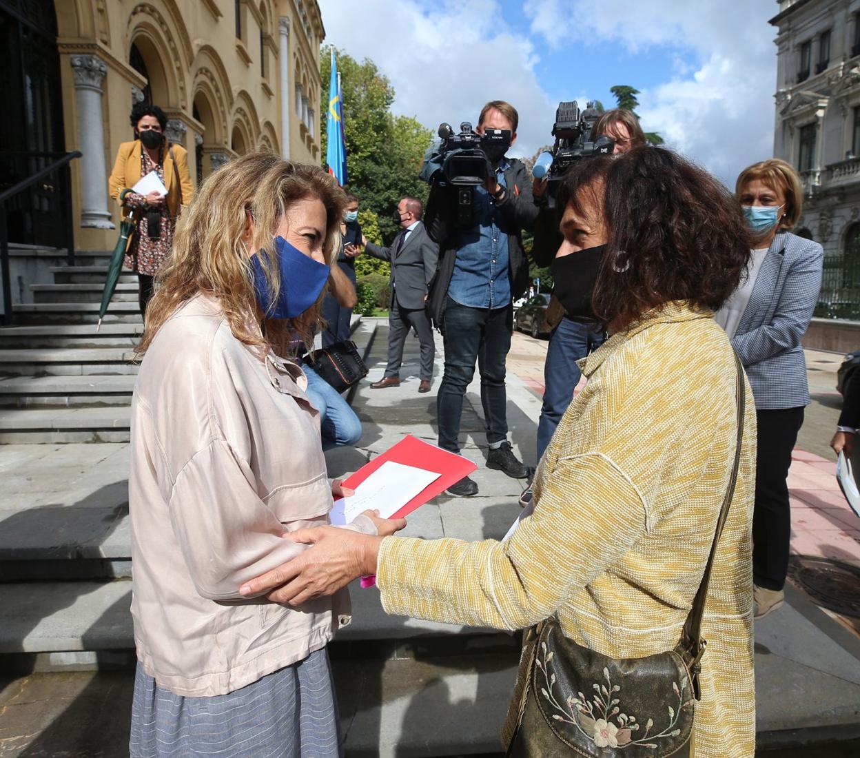 La ministra de Transportes Raquel Sánchez, a las puertas de Presidencia, recibe el dossier de la plataforma contra la Ronda Norte de manos de Flor Tejo. 