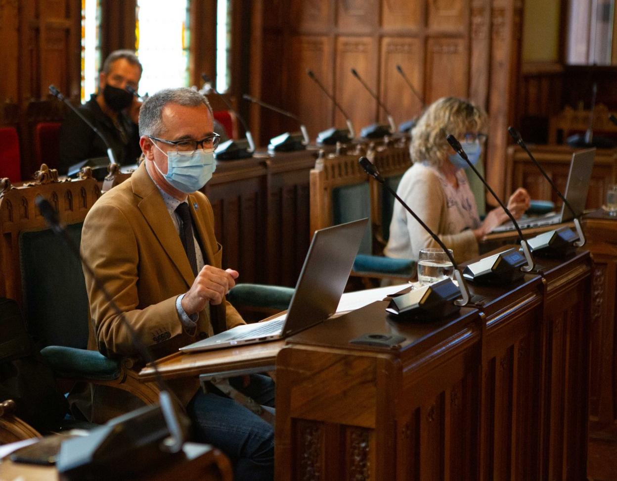 El consejero de Sanidad, Pablo Fernández, en su comparecencia en la Junta. 