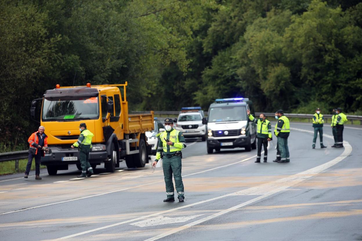 Varios agentes de la Guardia Civil, en el lugar del accidente. 