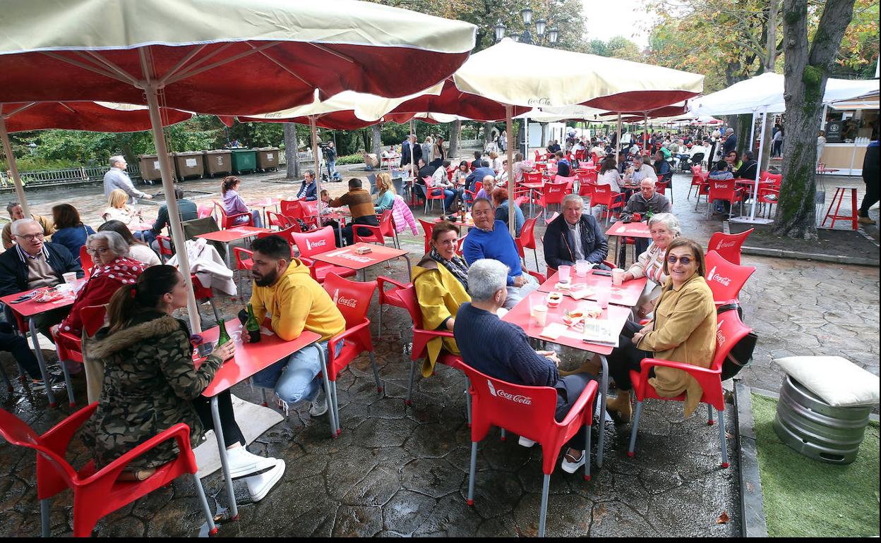 A pesar de la amenaza de lluvia, fueron muchos los ovetenses que se animaron a comer el bollo en el Campo San Francisco