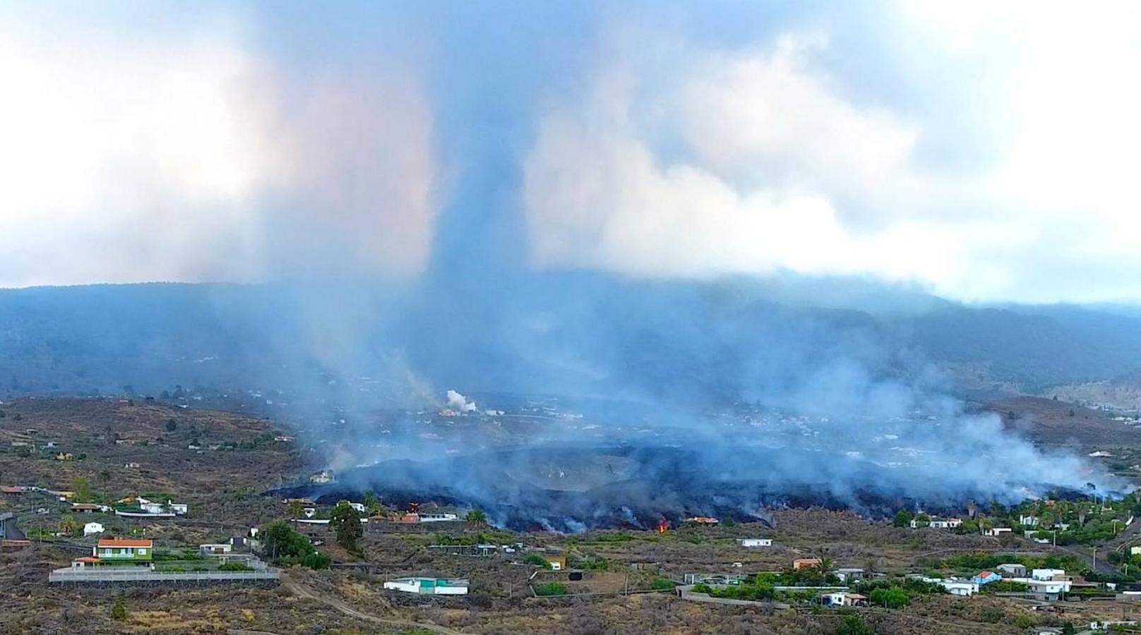 La colada de lava provocada por la erupción del volcán de Cumbre Vieja avanza arranso casas y cultivos.