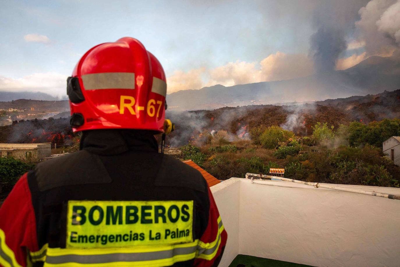 La colada de lava provocada por la erupción del volcán de Cumbre Vieja avanza arranso casas y cultivos.