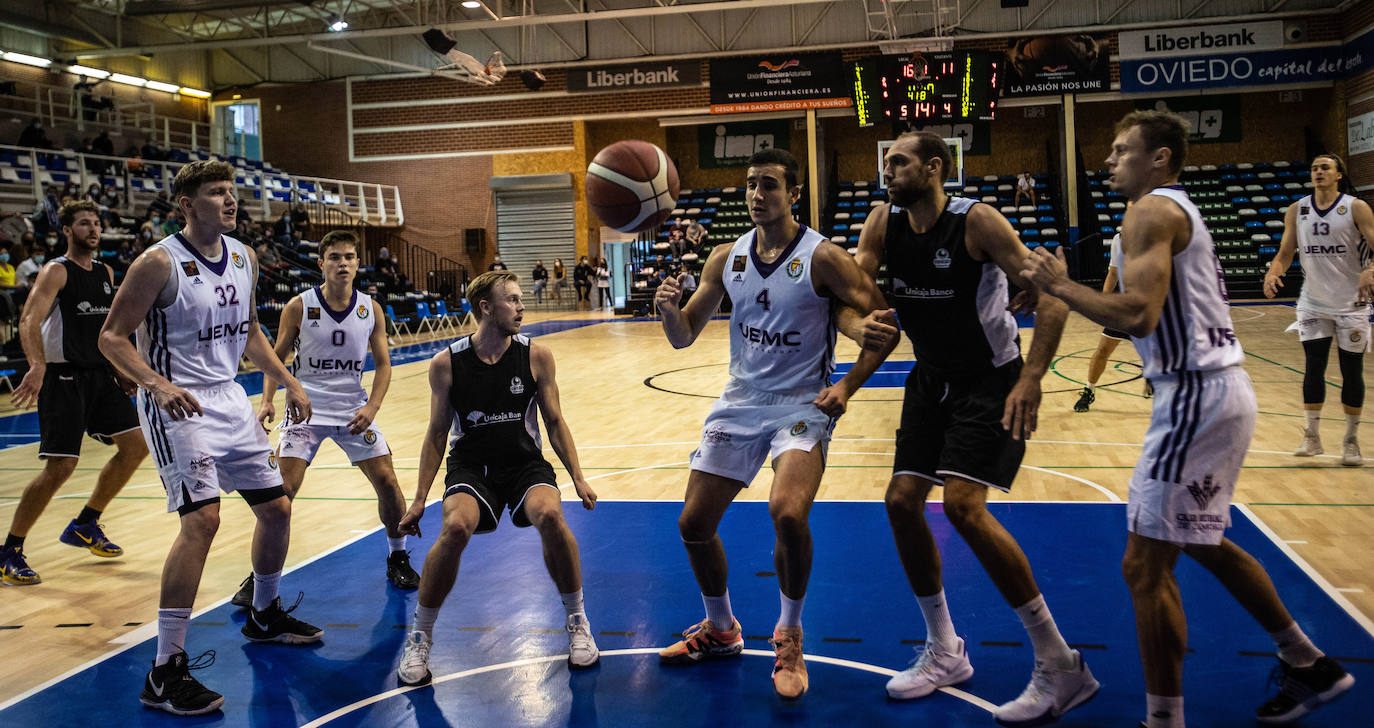 Como colofón al día grande de las fiestas de San Mateo el Unicaja Banco Oviedo presentó ante su público, con una victoria holgada por 101-80 ante el Valladolid, el nuevo proyecto deportivo para la temporada de LEB Oro que dará comienzo en un par de semanas.