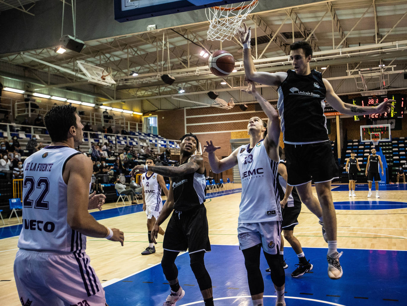 Como colofón al día grande de las fiestas de San Mateo el Unicaja Banco Oviedo presentó ante su público, con una victoria holgada por 101-80 ante el Valladolid, el nuevo proyecto deportivo para la temporada de LEB Oro que dará comienzo en un par de semanas.