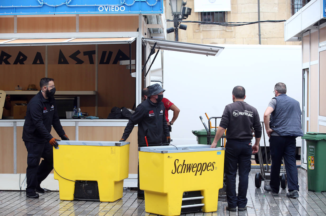 Trabajadores y voluntarios retiran las casetas para devolver la normalidad a las calles