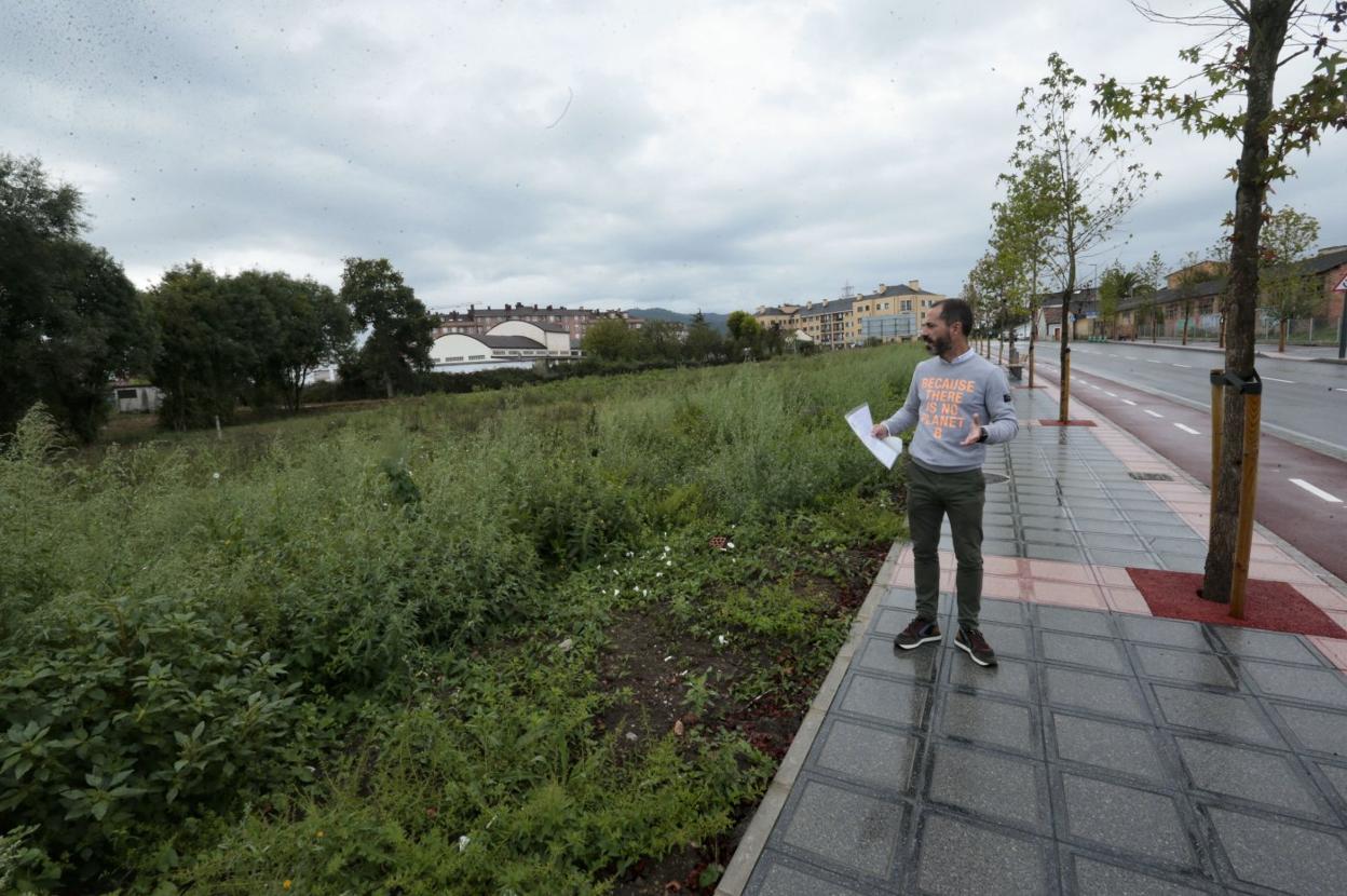 Ángel García, alcalde de Siero, frente a la parcela ofertada a Vipasa para construir vivienda pública. 