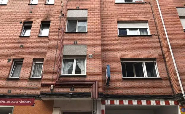 Fachada de la vivienda afectada por el incendio, en el segundo piso.