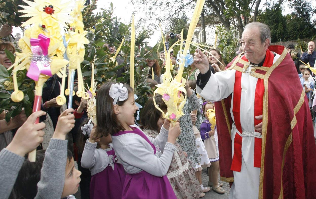 Los niños reciben la bendición de las palmas en la Pascua de 2012 de manos de don Pío, rodeado de vecinos en la que fue su parroquia durante más de medio siglo. 